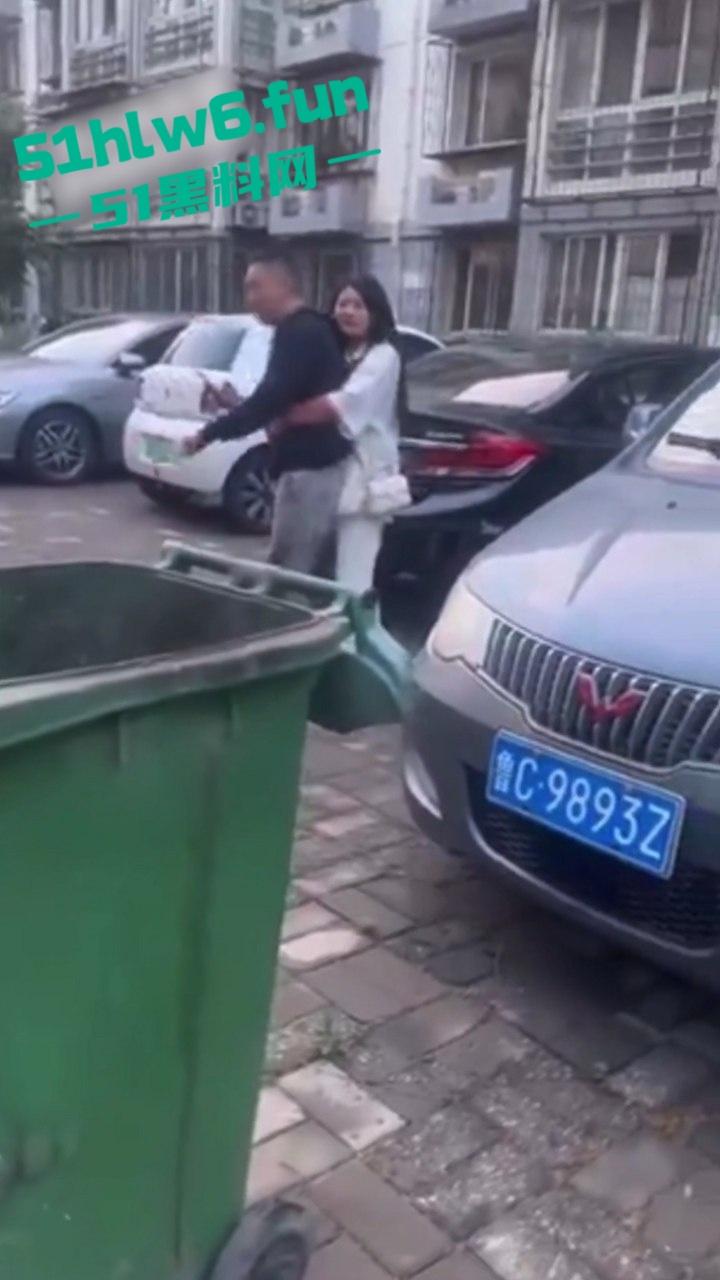 天津砍杀现场,已婚女劈腿偷吃小鲜肉被老公发现,原配愤怒带刀将鲜肉男当街砍杀。-2