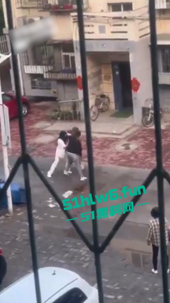 天津砍杀现场,已婚女劈腿偷吃小鲜肉被老公发现,原配愤怒带刀将鲜肉男当街砍杀。-4