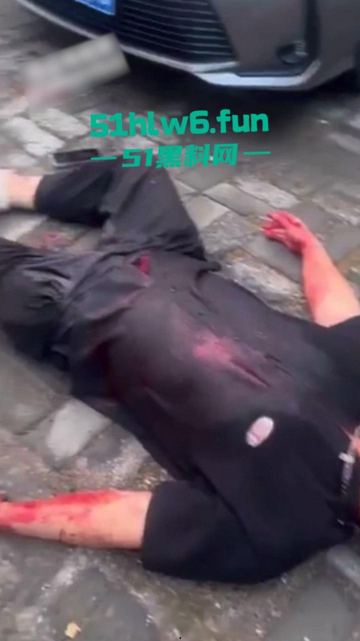 天津砍杀现场,已婚女劈腿偷吃小鲜肉被老公发现,原配愤怒带刀将鲜肉男当街砍杀。-5