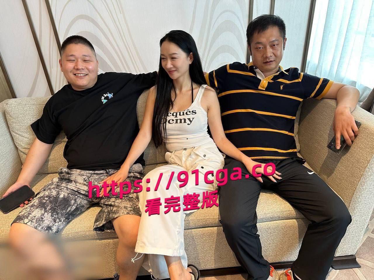 老婆性欲太大了,老公满足不了于是找了两个好兄弟帮忙,真是肥水不流外人田!-5