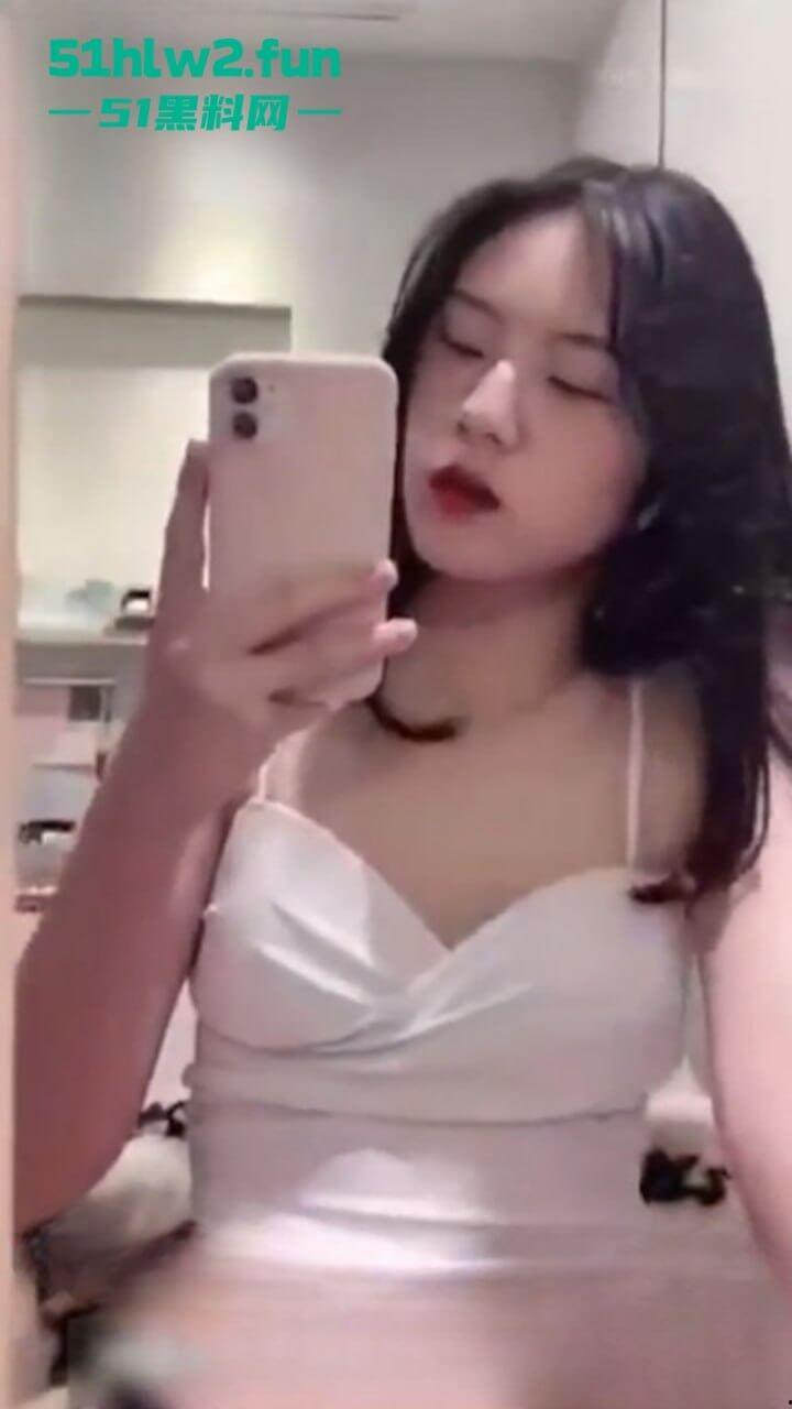 你喜欢的样子我都有，清纯颜值型女大学生送给男友的特殊开学礼物，泄欲发骚拍下视频被泄密！-6