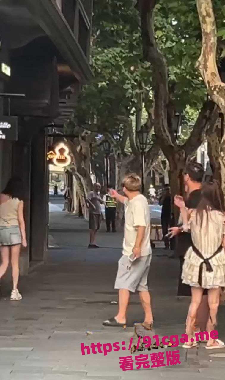 上海街头搭讪美女,搭讪失败下头男打人满脸是血 #下头男#打架#搭讪-3