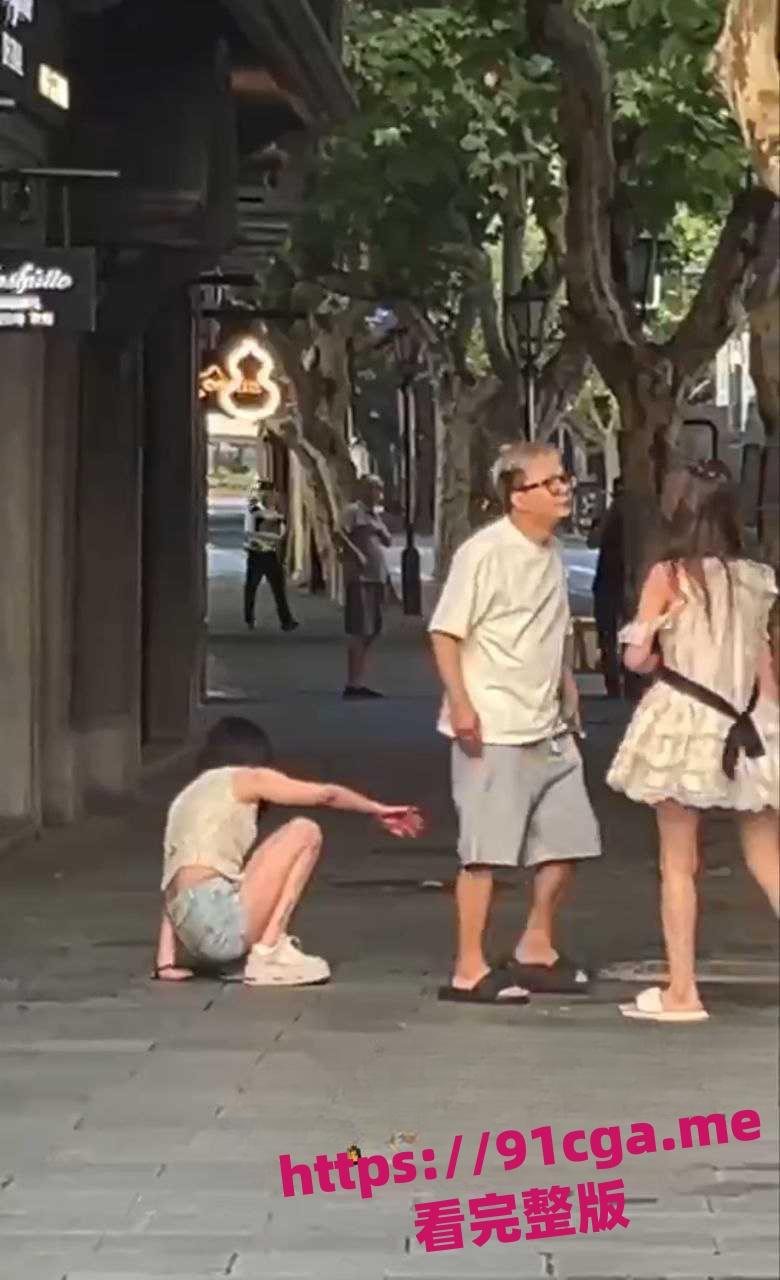 上海街头搭讪美女,搭讪失败下头男打人满脸是血 #下头男#打架#搭讪-4
