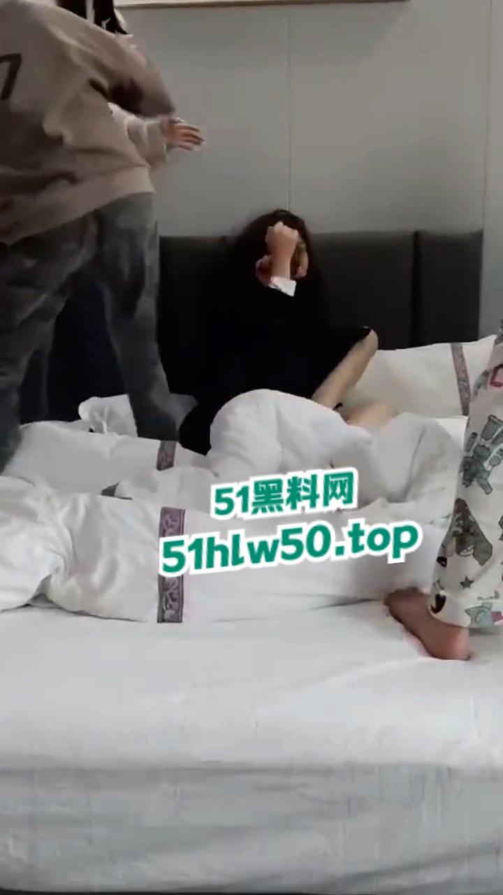 河南许昌貌美学生妹因颜值,招人忌妒被精神小妹群殴泄愤,霸凌实拍视频传出!-8