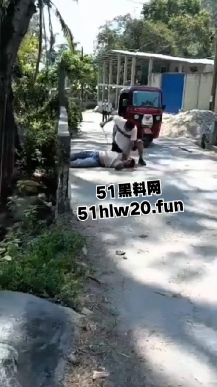 【血腥恐怖】哥伦比亚街头砍人，男子持刀将人砍倒后对着脑袋疯狂劈砍，当街持刀爆头？-1