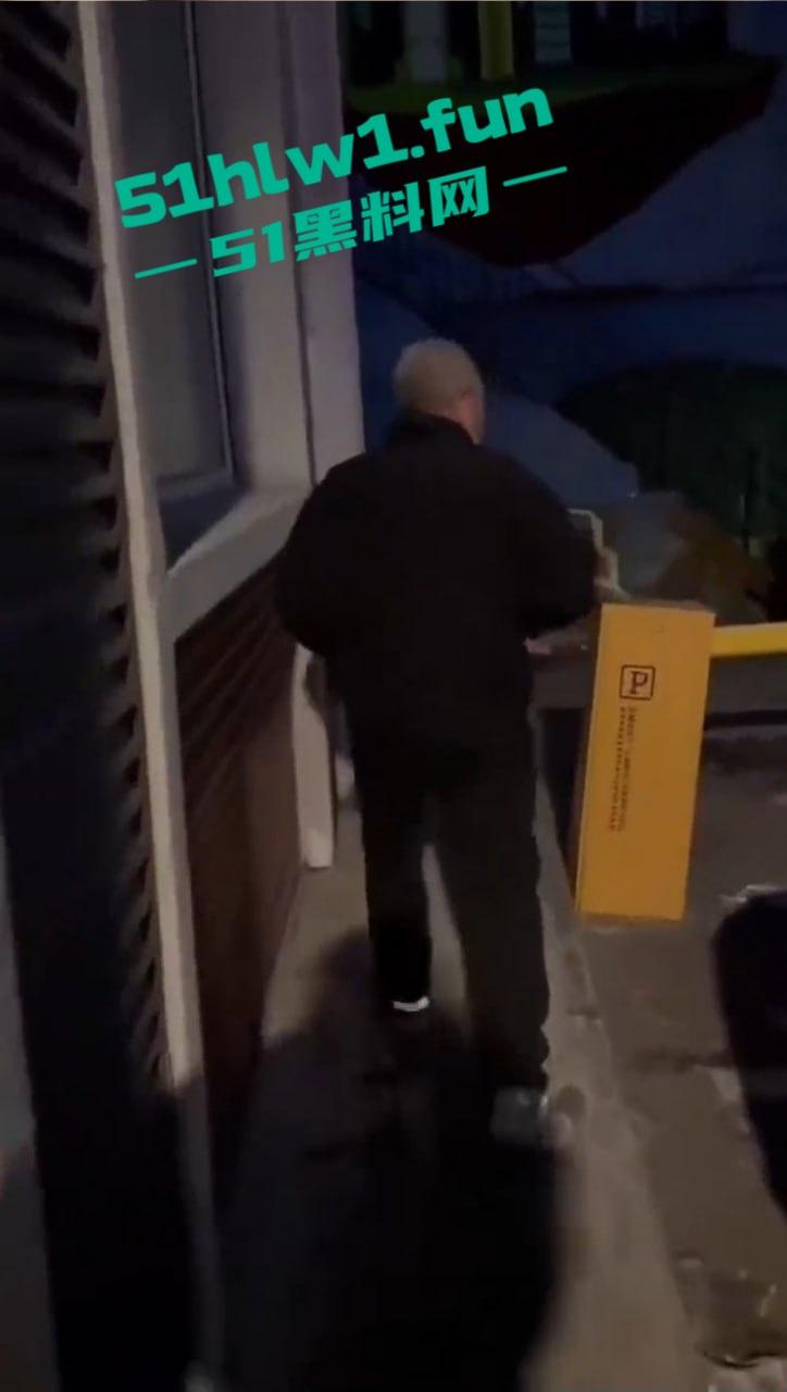 长春奇葩老头厕所偷窥放尿,天天跑错厕所骚扰娘们,跑路还想长四条腿真是老不正经!-1