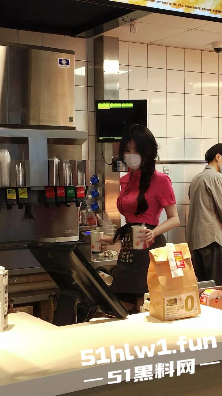 火爆全网的麦当劳兼职美女被曝光,私下淫荡的聊天记录露骨和不雅性爱视频曝光。-20