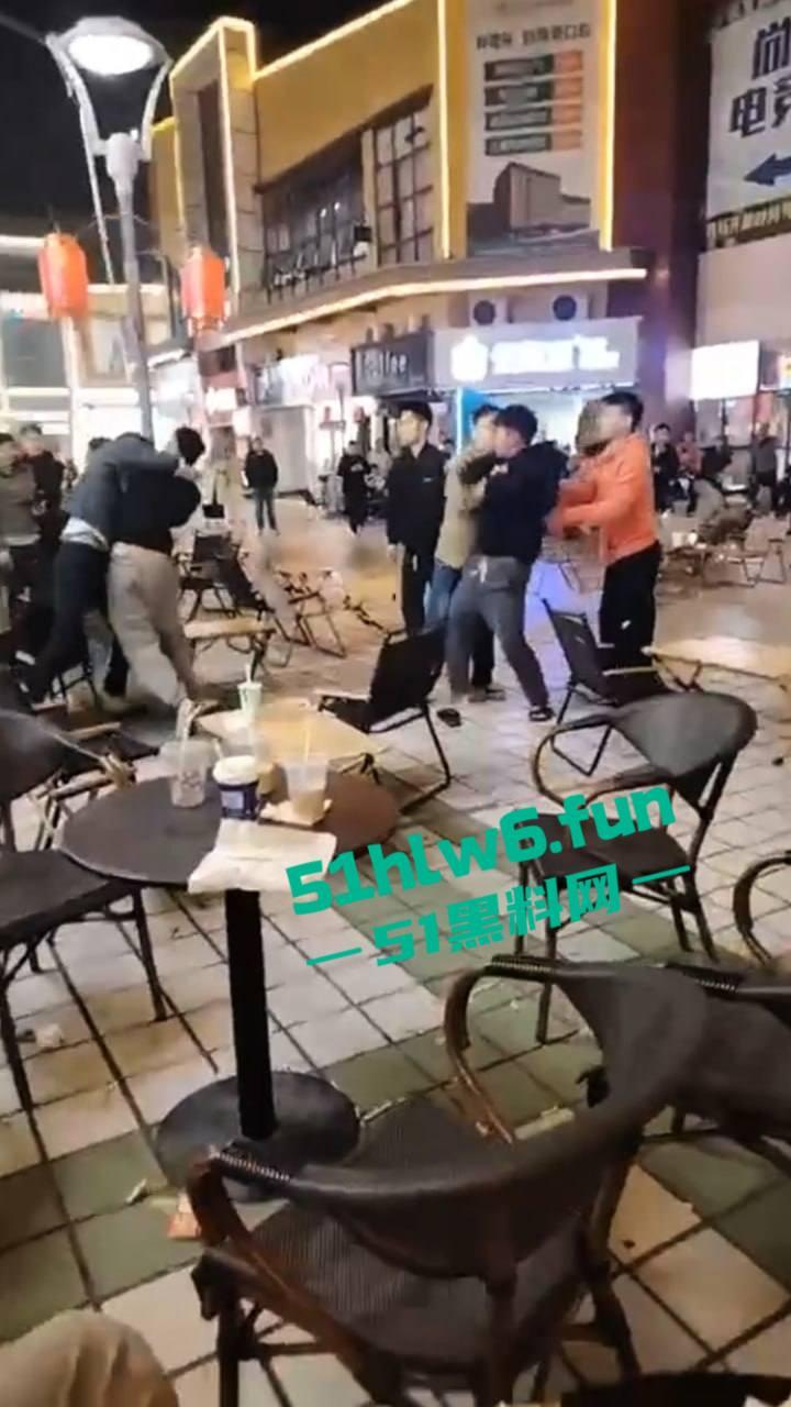 浙江义乌尚尚电竞酒店旁奶茶店门外发生乱斗,一男子见色起义撩骚美女被其男友发现带朋友群殴暴揍。-3