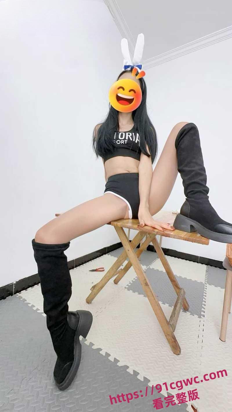 小姨子吵架不理姐夫 房间内强制扣逼 镜前后入爆操内射!-1