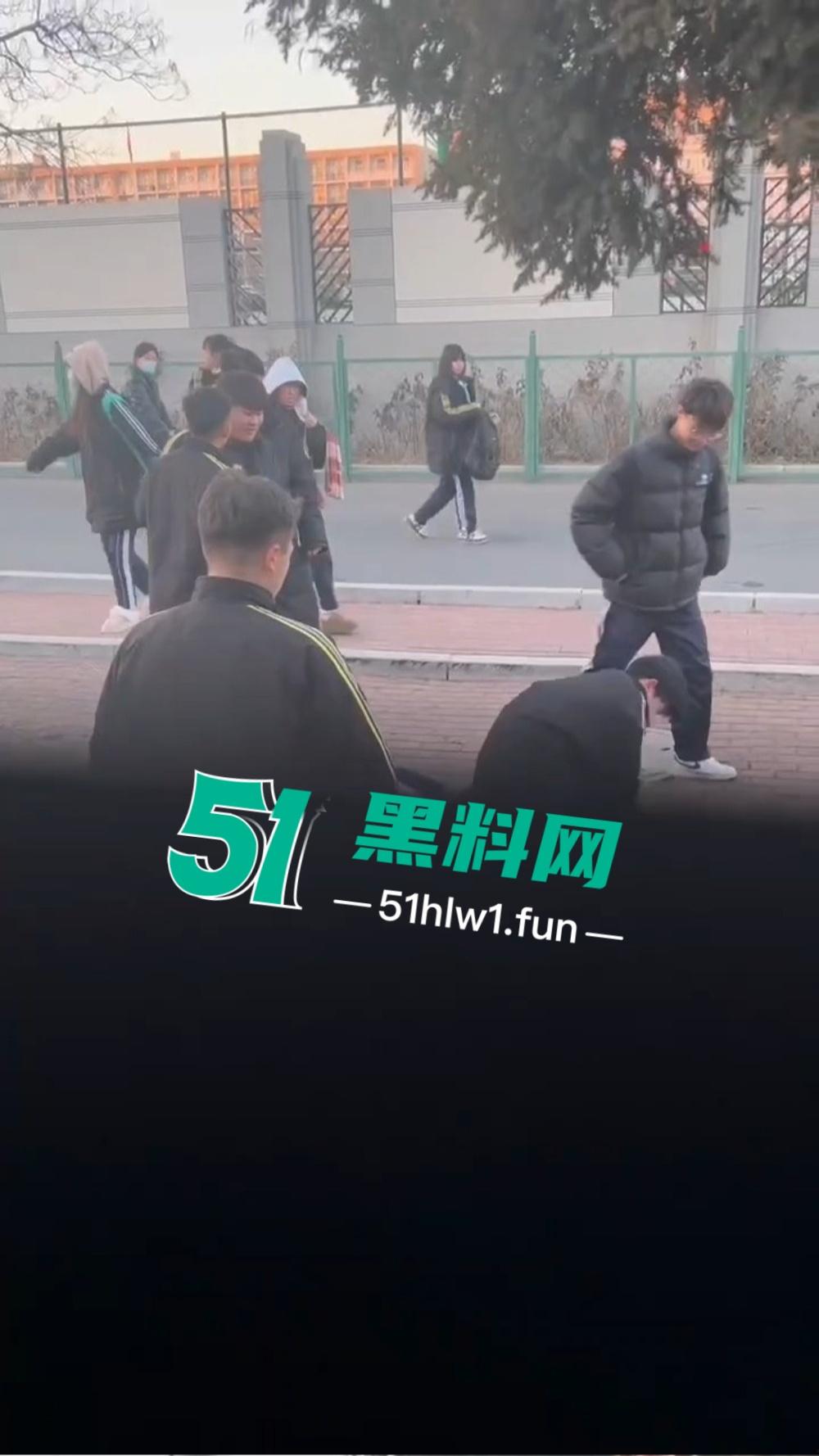 河北虎逼熊孩子打架出事,干破人头后脑勺摔出血,放学变血案现场,这事家长不赔都难!-3