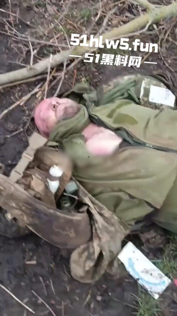 【血腥恐怖】俄乌战场战后清扫，到处都是早已腐烂的士兵尸体，现场视频画面流出。-2