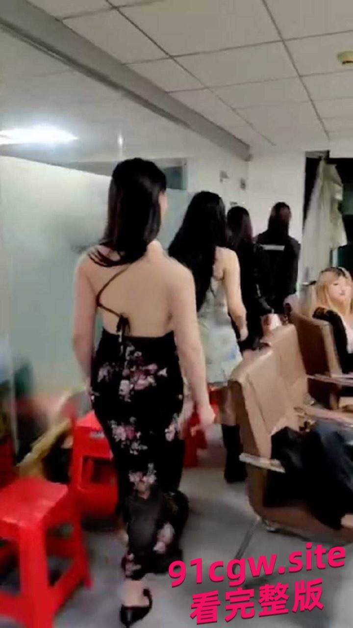 夜场会所ktv小姐面试现场 肤白貌美清一色大长腿通过之后口试视频曝光-2