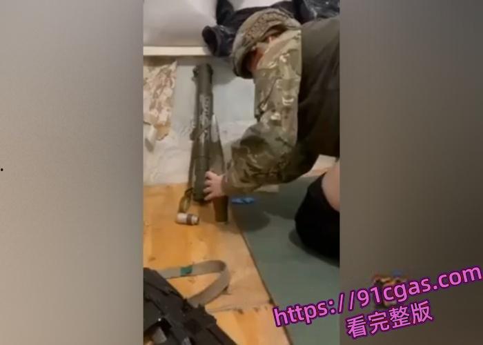 俄乌战争如火如荼,乌克兰母狗被征召上战场也不忘满足自己的骚妹妹,直接拿炮弹自慰!-8