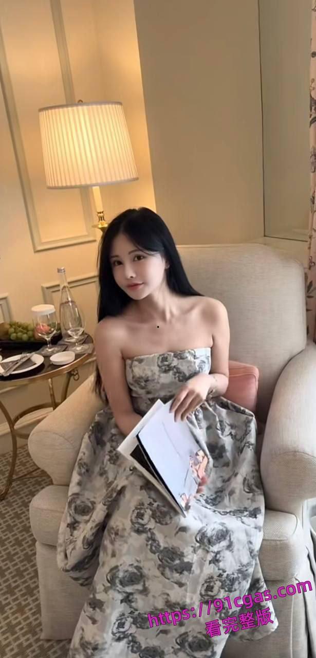 美国LA95后UCR女网红竟是ww上岸!靠着男友的钱在US读书却送逼大哥-8