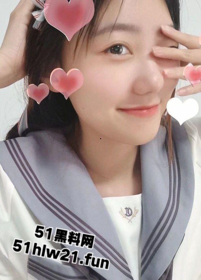 山东济南外国语学院【李思琦】遭渣男分手曝光隐私,清纯学生妹背后爱吃肉屌偷偷自慰,床上一跪骚得流水。-6