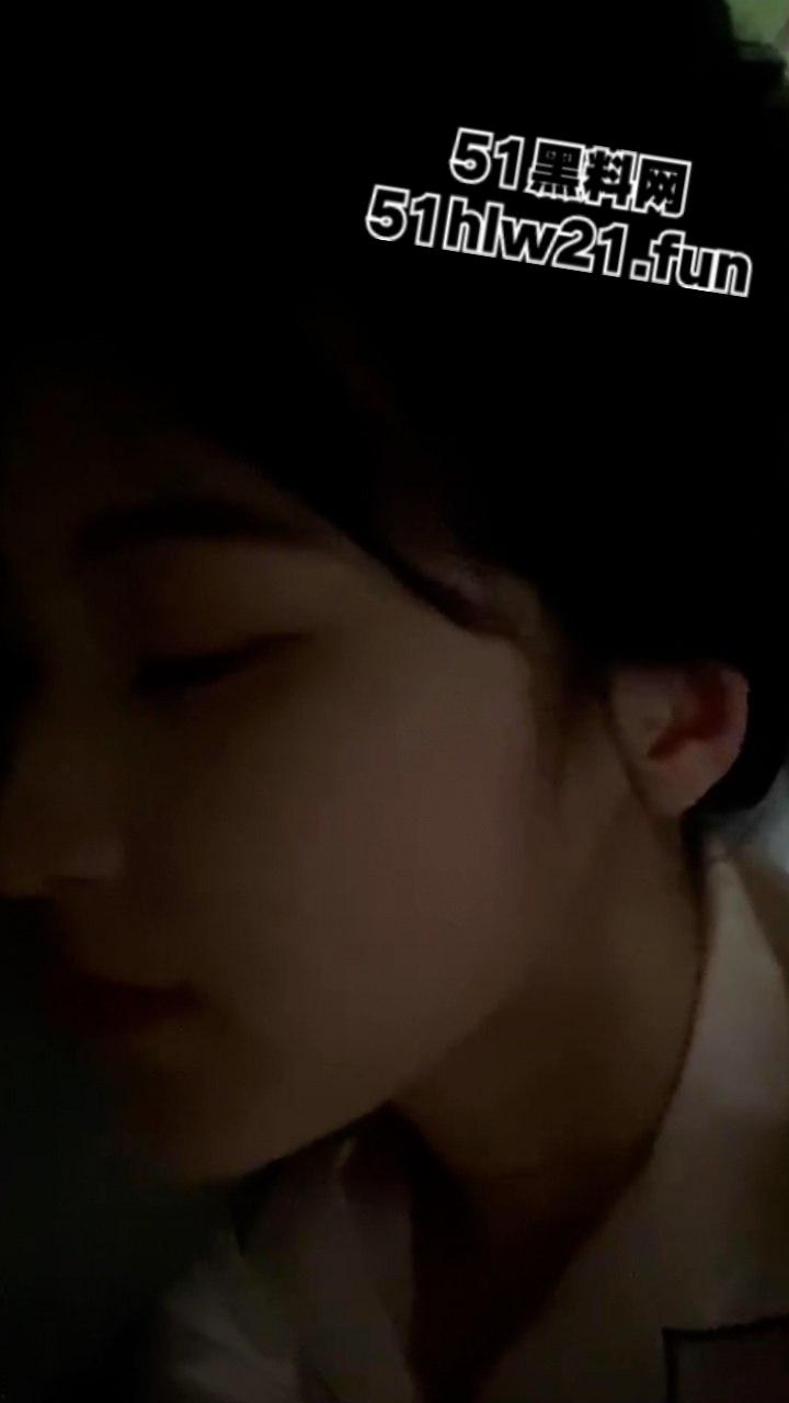 山东济南外国语学院【李思琦】遭渣男分手曝光隐私,清纯学生妹背后爱吃肉屌偷偷自慰,床上一跪骚得流水。-7