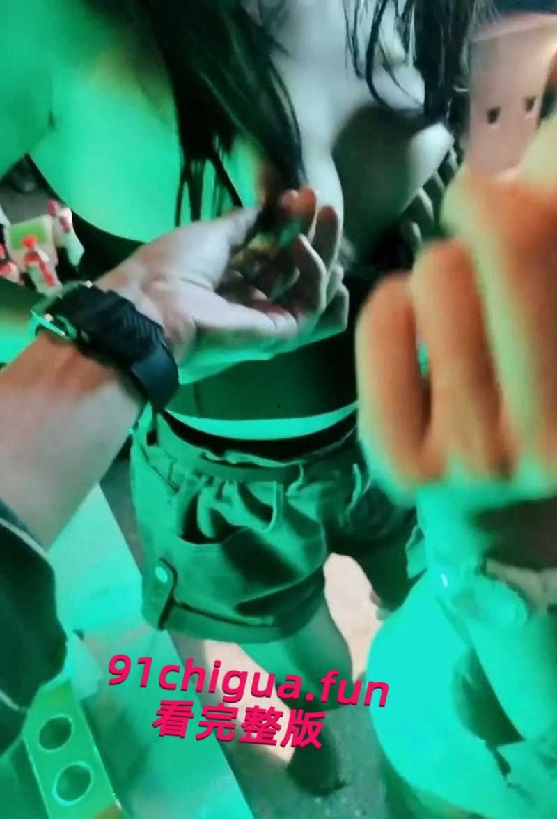 极品人妻【小鲸鱼】KTV淫趴视频流出,闺蜜当众露逼揉奶狂跳骚舞撩拨群男,少妇还是更会玩啊!-5