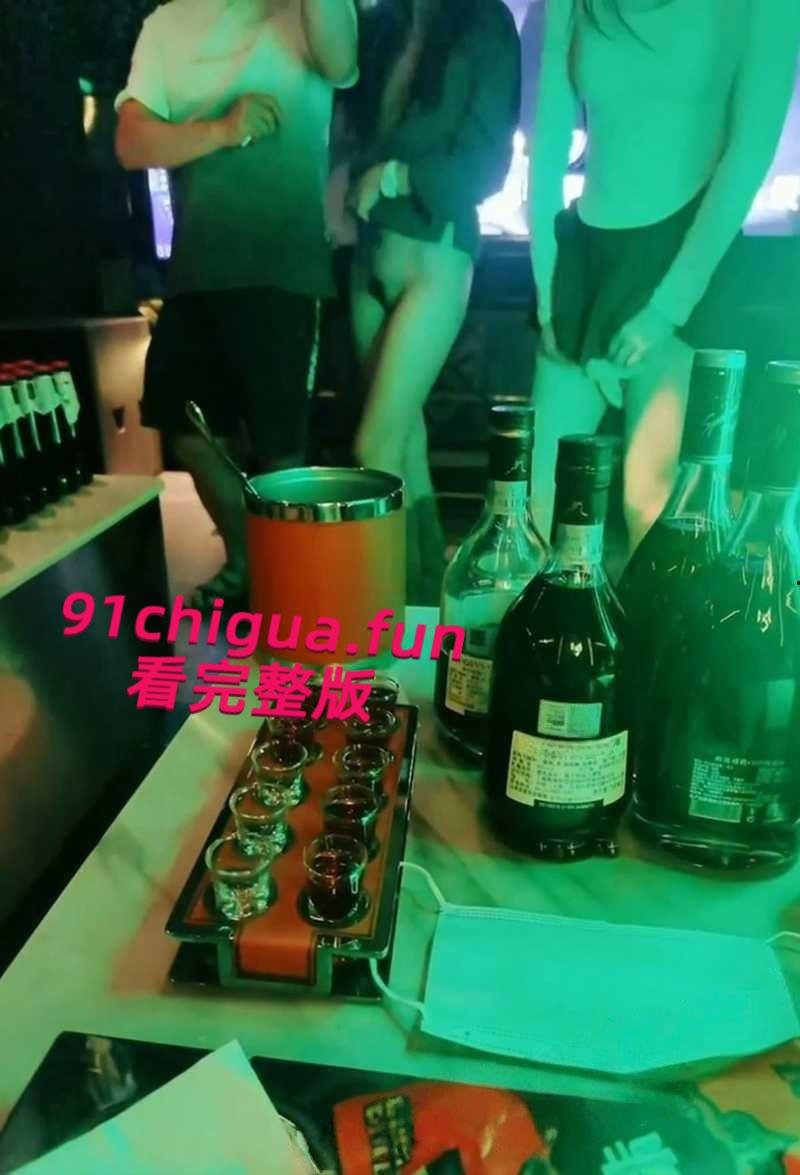 极品人妻【小鲸鱼】KTV淫趴视频流出,闺蜜当众露逼揉奶狂跳骚舞撩拨群男,少妇还是更会玩啊!-7