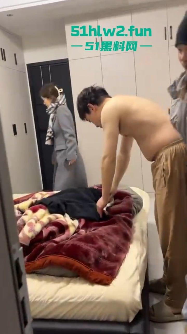 大年初七抓骚鸡，重庆狗男女年假抓紧操逼原配带舅哥突然杀回捉奸在床，现场视频流出。-4