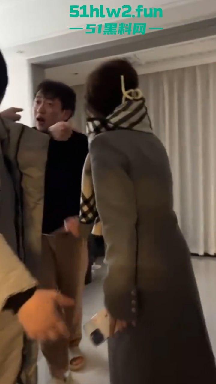 大年初七抓骚鸡，重庆狗男女年假抓紧操逼原配带舅哥突然杀回捉奸在床，现场视频流出。-5