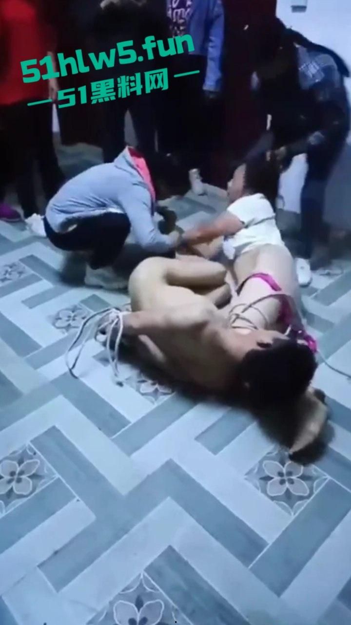 狠人捉奸现场，男子带家人捉奸竟将妻子和情人捆绑，这是要浸猪笼么绑人家属已被刑拘。-5