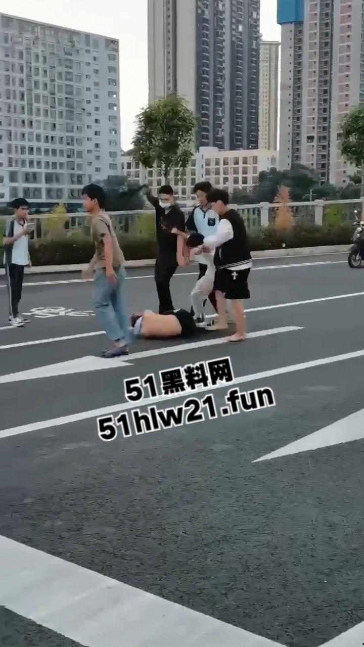 广西南宁三中,女学生遭同学霸凌殴打,打人精神小妹身材被扒8名殴打人员已被逮捕拘留。-1