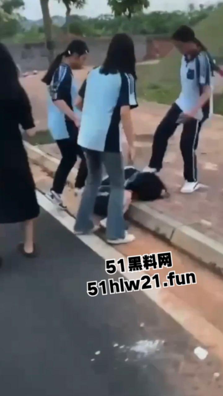 广西南宁三中,女学生遭同学霸凌殴打,打人精神小妹身材被扒8名殴打人员已被逮捕拘留。-5