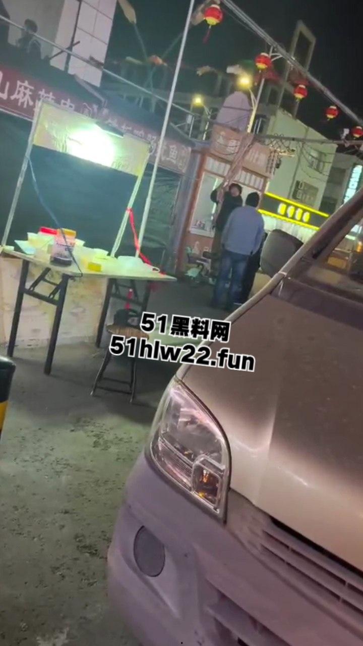 山东戏精大妈当街撒泼耍浑一哭二闹三上吊，表演太久看大家不上套此场闹剧尴尬收场。-2