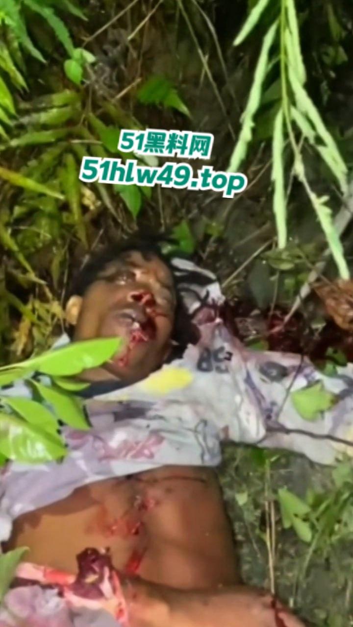 血腥恐怖，非洲南部车祸乡间公路步行，司机未看清路况当场将撞飞路人，手脚全断死相极其残忍。-8