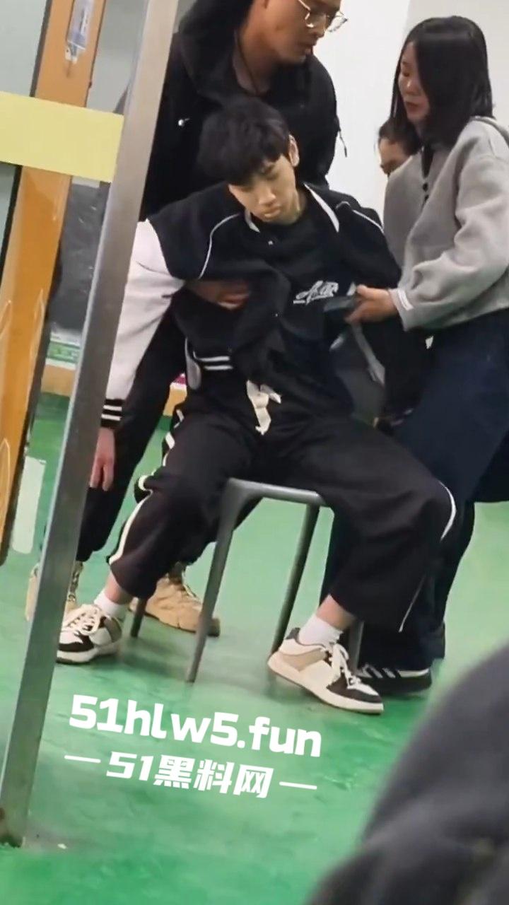 广东深圳安费诺电子厂,少年员工突然晕倒嘴唇发白面无血色,资本的压榨还真是狠啊。-2