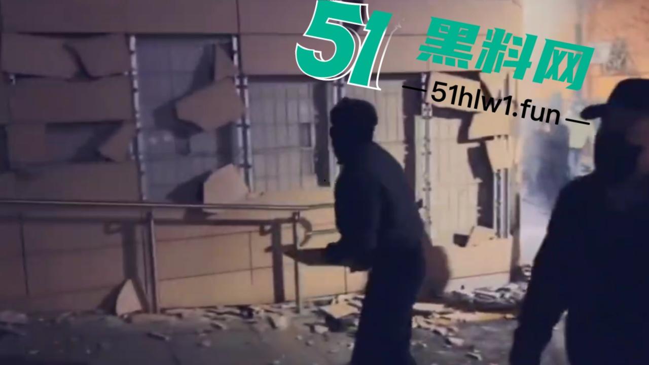 尹锡悦被捕爆发动乱,上万支持者法院外抗议翻越围墙冲入法院打砸,多名警员受伤 以抓捕85名现行犯。-6