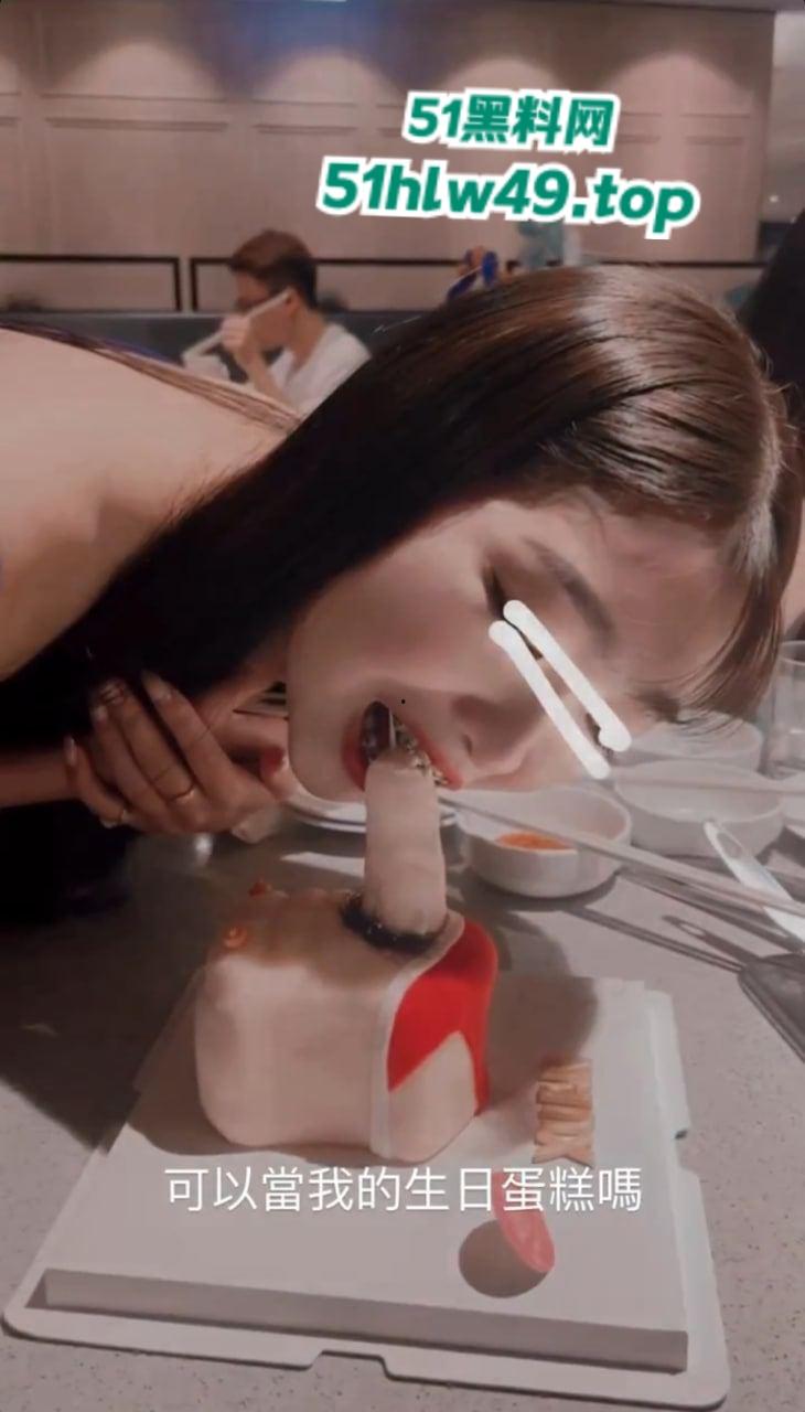 抖音知名性感母狗【滨海徐记面馆老板娘】粉鲍肥臀身材一流，晚上喜欢会讨好榜一大哥的鸡巴。-7