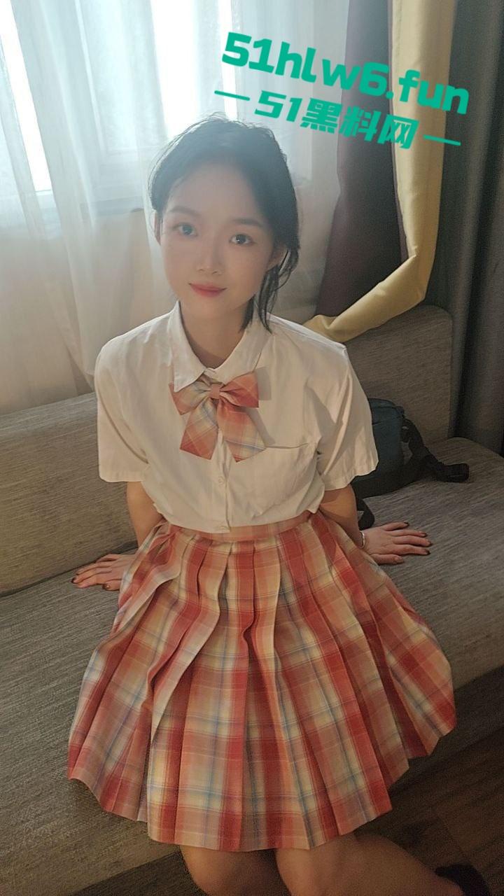 上海海事大学【潘子璇】非常反差的骚母狗，平时一副乖乖女的样子背地淫荡的一批，主动掰穴被土豪爆操抽插。-5