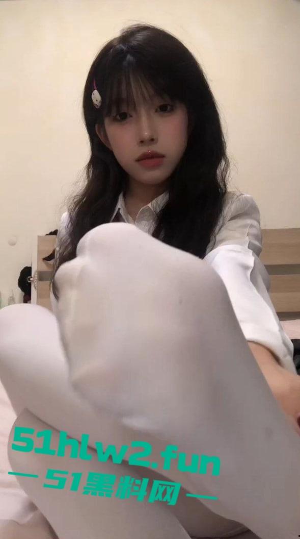 爆火的玉足主播【晴天小猪】最新订制福利恋足色友千万不要错过，犹抱琵琶半遮面的顶级诱惑。-7