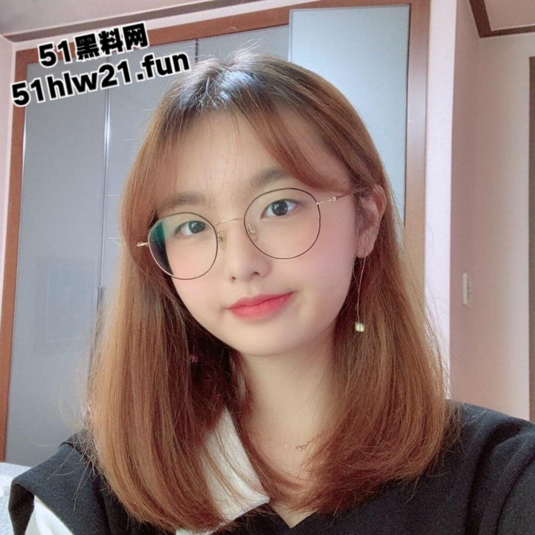 青春无敌可爱尤物，极品反差眼镜萝莉身材极品美乳粉嫩，果然带眼镜的最骚私下极度反差。-1