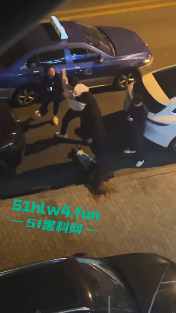 青岛小仙女挑衅男子嚣张辱骂还动手打人,结果被大哥一拳当场直接带走,看着都解气。-2
