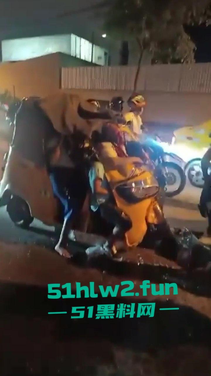 老头乐车祸现场因超速追尾，老头被当场甩出满脸是血，这回老头乐坏了老头也不乐了。-1