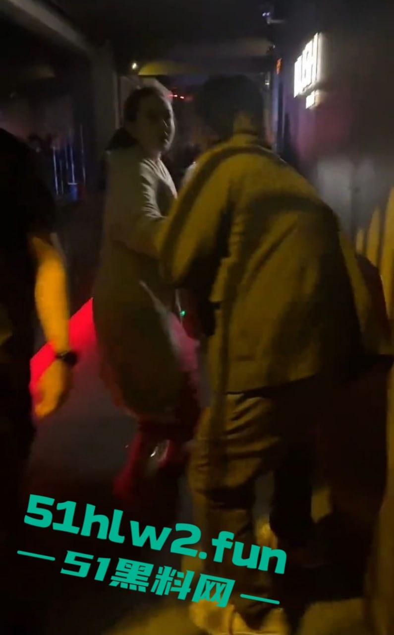 这痴汉是有多饿?虎式坦克酒吧被蹭屁眼?这1米81、160公斤的猛货直接揪痴汉找保安,哥们你是饿疯了吧?-7