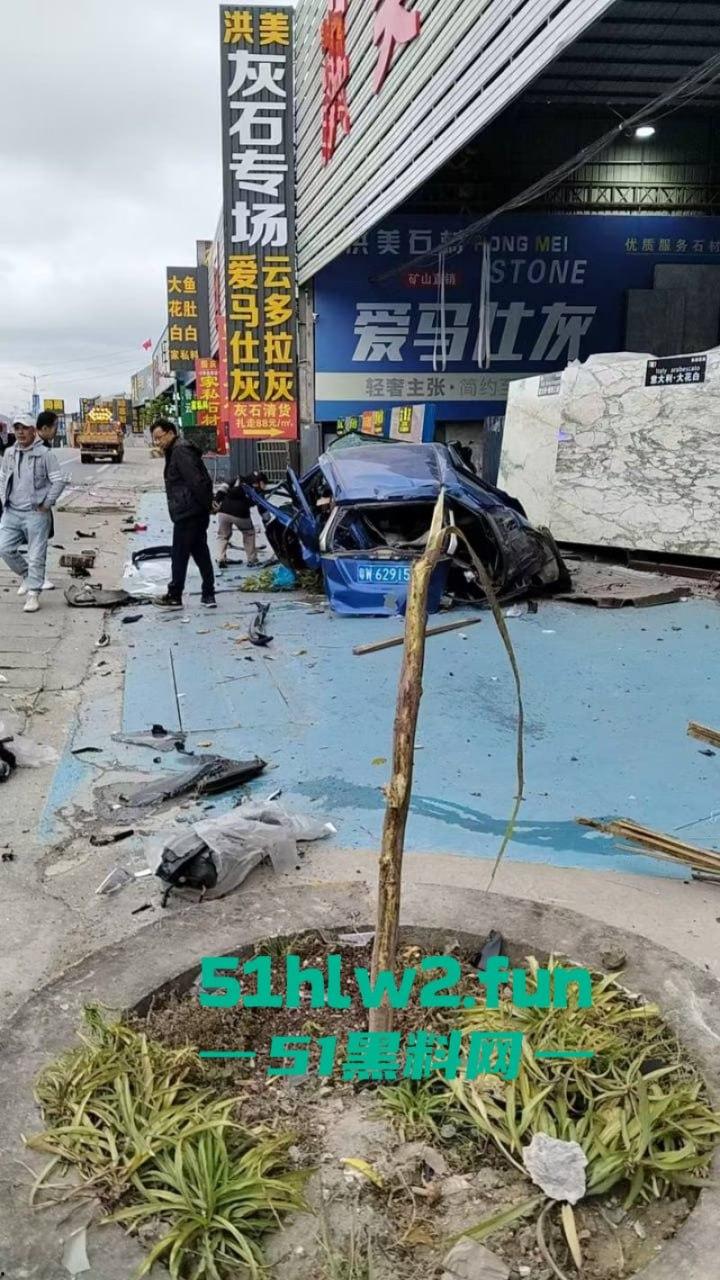 广东一轿车失控撞上路牙当场稀巴烂,司机被撞到懵逼当场灵魂出窍,现场监控视频流出。-2