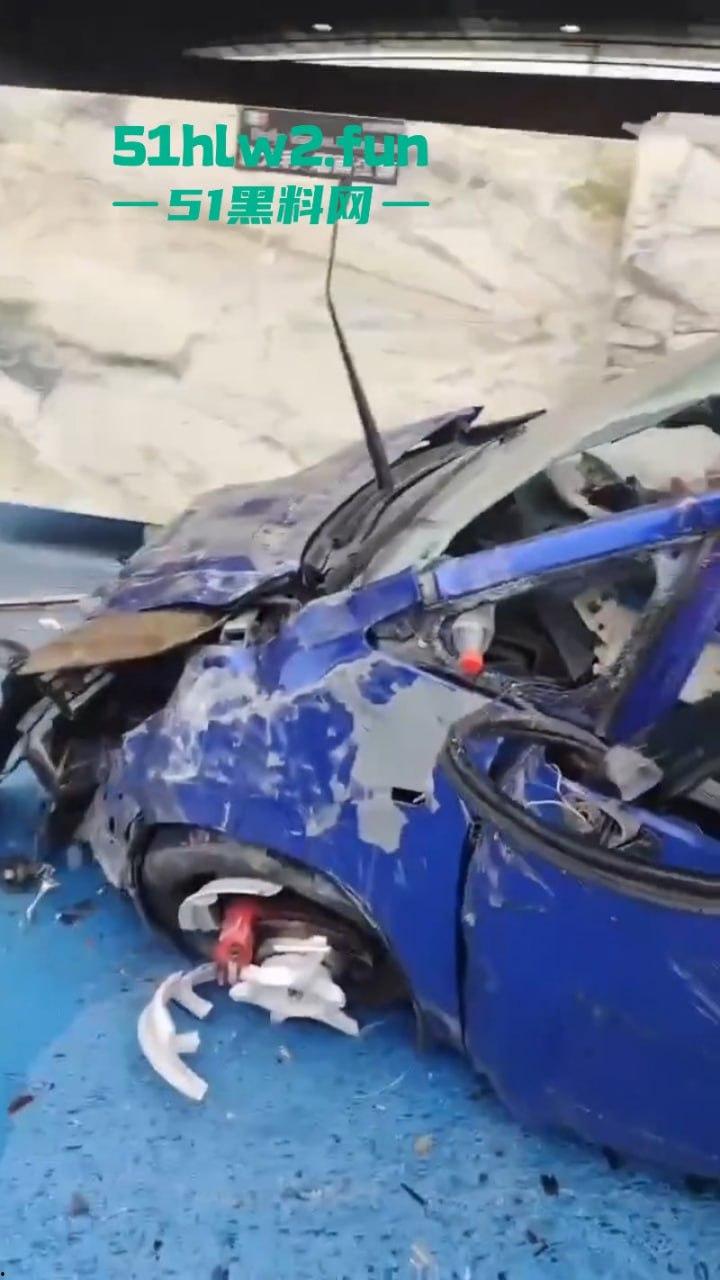 广东一轿车失控撞上路牙当场稀巴烂,司机被撞到懵逼当场灵魂出窍,现场监控视频流出。-7