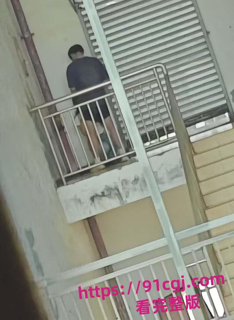 四川仁寿县第二高级职业中学学生在教学楼上演活春宫 光天化日后入女友胆子太大了!-1