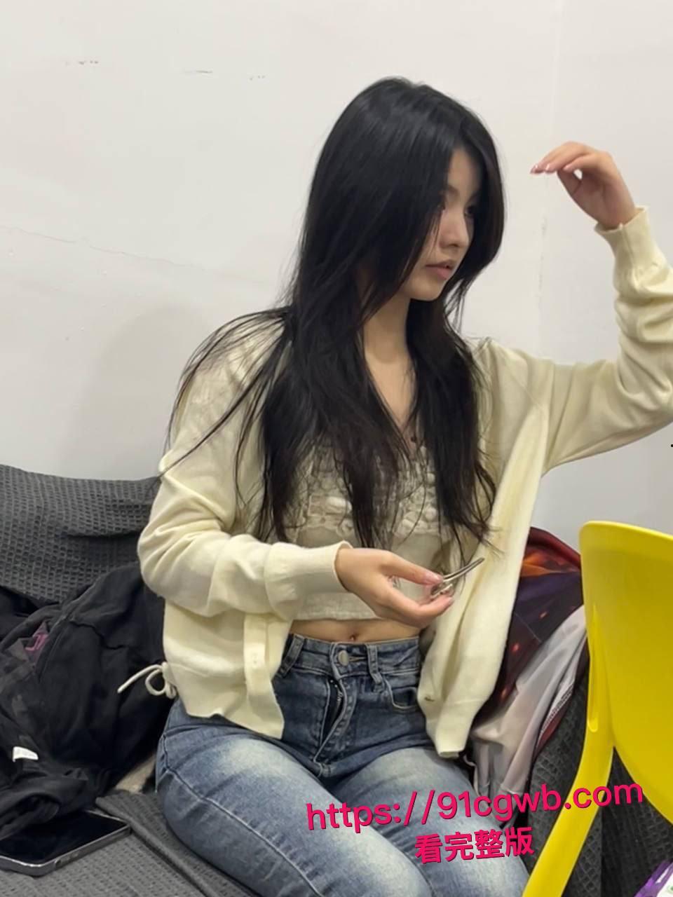 高颜值美女和男友酒店开房视频流出：高冷脸却主动口交男友大鸡巴，背身骑乘屁眼插上狗尾巴反差拉满-3