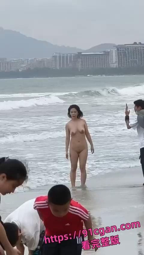 海南三亚湾海滩一女子全裸未着寸 淡定让男子帮她拍照!-1
