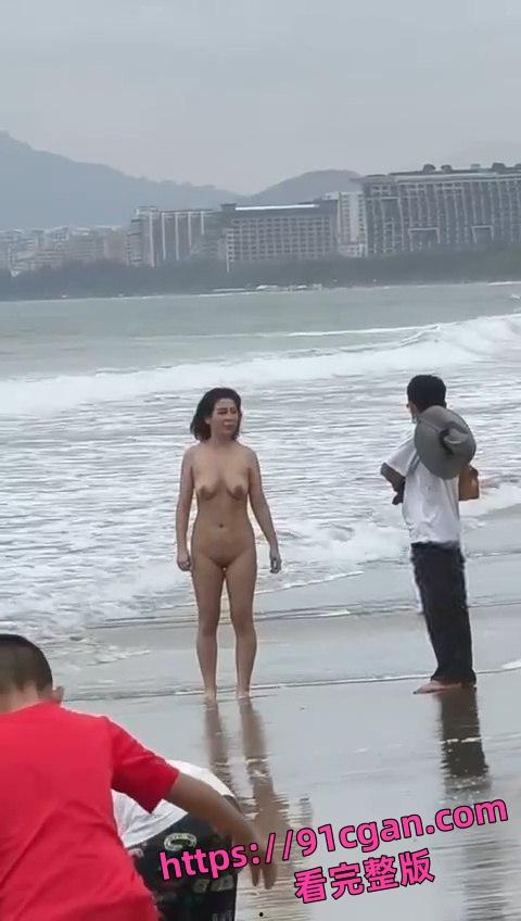 海南三亚湾海滩一女子全裸未着寸 淡定让男子帮她拍照!-2