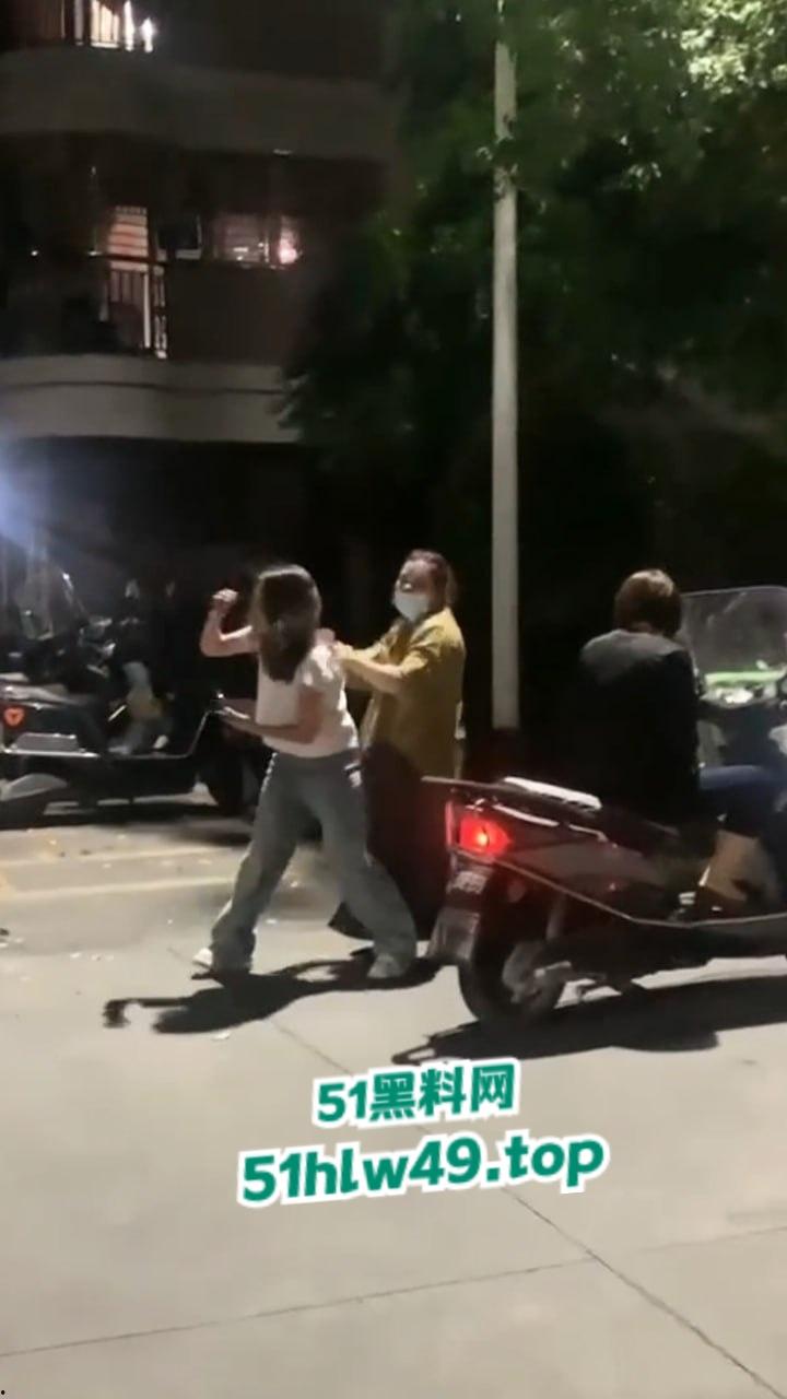 广东汕头肥猪女捉奸，小三车上涂鸦带人当街殴打，肥婆已被逮捕求谅解只能净身出户。-9