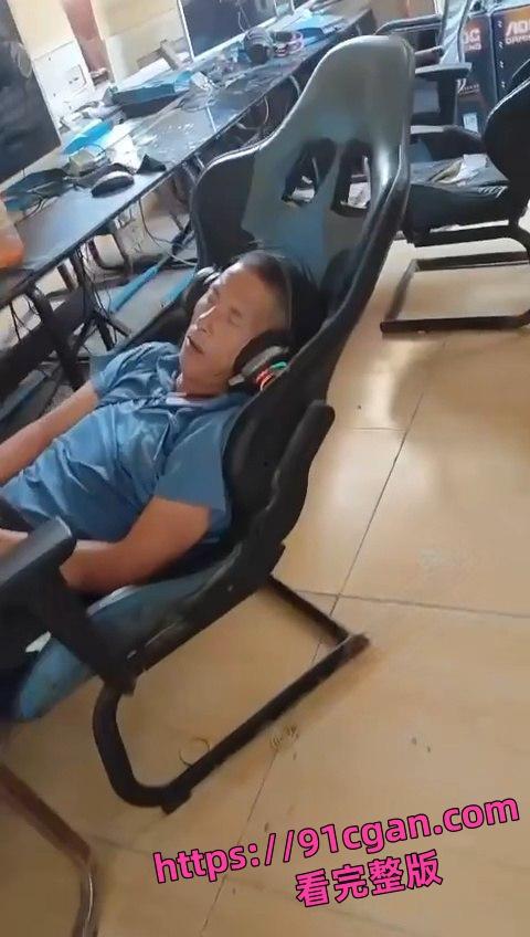 神人在网吧大屏看片 结果看到睡着 手里还捏着自己的鸡巴 太社死了!-1