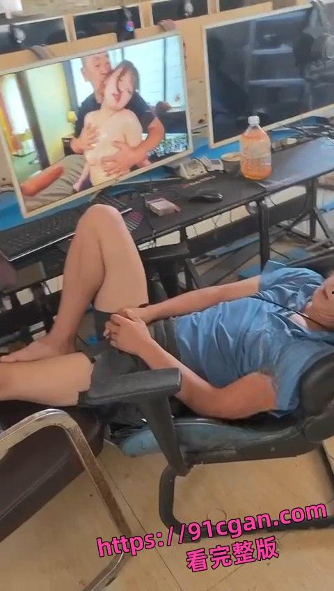 神人在网吧大屏看片 结果看到睡着 手里还捏着自己的鸡巴 太社死了!-2