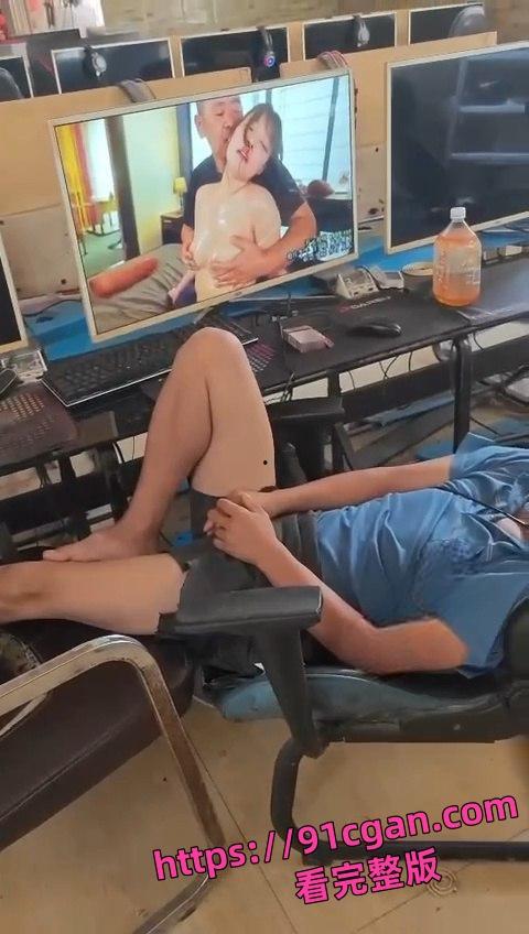 神人在网吧大屏看片 结果看到睡着 手里还捏着自己的鸡巴 太社死了!-3