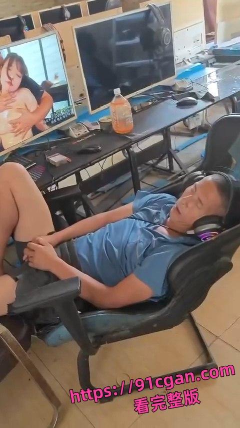 神人在网吧大屏看片 结果看到睡着 手里还捏着自己的鸡巴 太社死了!-4