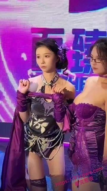 广州成人展美女云集福利姬当众舔奶，美女云集火辣开场-3